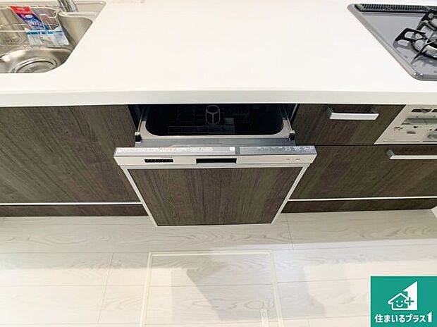 【食器洗浄乾燥機】食事後の一仕事、食器洗いをボタン一つでお任せできちゃいます！場所を取らないビルトイン式なので、お料理スペースもしっかり確保！