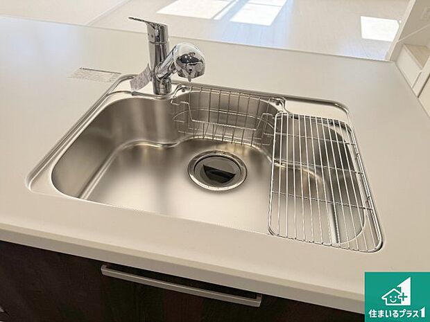 【キッチンシンク】蛇口の先端に浄水器を内蔵しています！原水と浄水、お湯と冷水、シャワーの切替えがワンタッチなので用途によって使い分けられます。