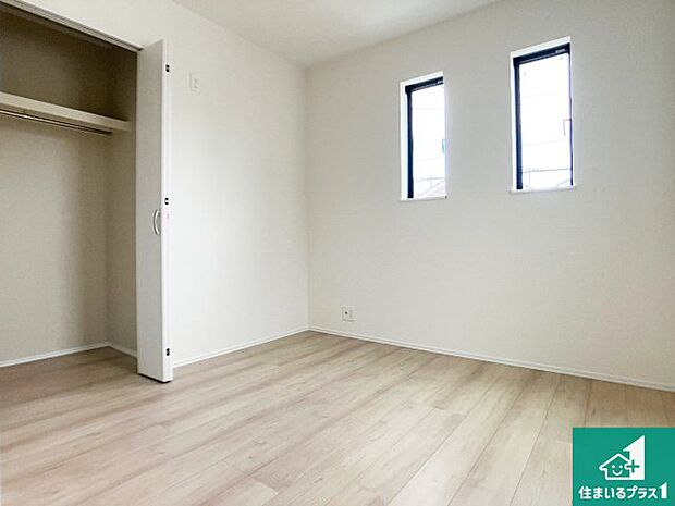 【洋室】寝室は心地よい眠りについてもらいたくて、シンプルかつ開放的な空間な設計にしています！大きな窓から差し込む日が心地いいです♪