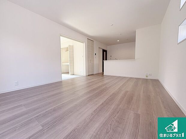 【居間・リビング】日当たり良好の明るいリビングで朝の目覚めもスッキリできそう！対面キッチンでご家族のコミュニケーションも自然と増える設計！小さなお子様が遊ぶスペースを作っても広々とくつろげるLDK！