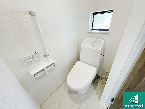 【トイレ】1・2階の2ヶ所にあるので、朝の忙しい時間の順番待ちもなく、深夜の利用にも大変便利です。