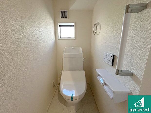 【トイレ】1・2階の2ヶ所にあるので、朝の忙しい時間の順番待ちもなく、深夜の利用にも大変便利です。