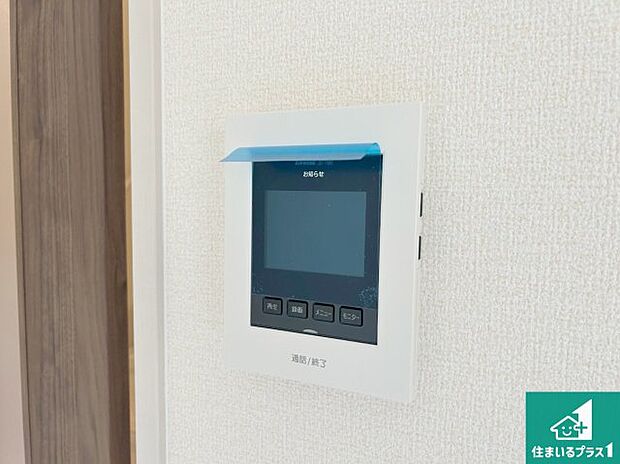 【カラーモニターインターホン】声だけでなく来訪者の姿や顔がモニターで確認できるので、小さなお子様がいらっしゃるご家庭でも安心できます！