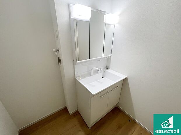 【独立洗面台】清潔感のある洗面台です。フラットな鏡は掃除がしやすく毎日清潔！鏡裏には収納があるのでスッキリとした洗面台が保てます。