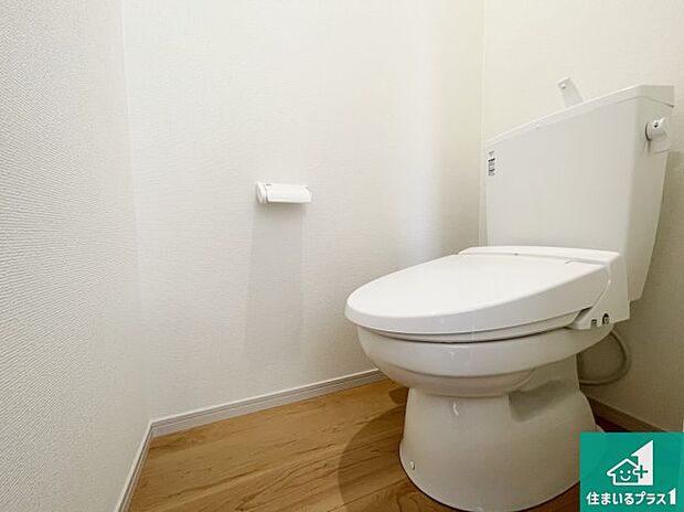 【トイレ】1・2階の2ヶ所にあるので、朝の忙しい時間の順番待ちもなく、深夜の利用にも大変便利です。