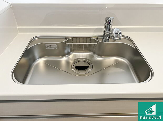 【キッチンシンク】蛇口の先端に浄水器を内蔵しています!原水と浄水、お湯と冷水、シャワーの切替えがワンタッチなので用途によって使い分けられます。