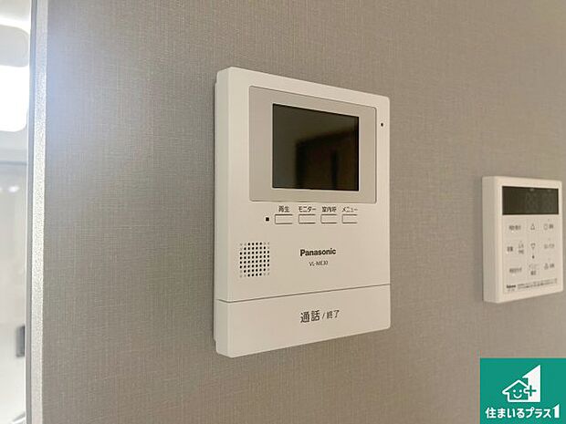 【カラーモニターインターホン】声だけでなく来訪者の姿や顔がモニターで確認できるので、小さなお子様がいらっしゃるご家庭でも安心できます!