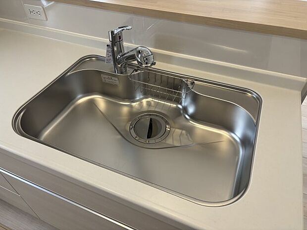 【キッチンシンク】蛇口の先端に浄水器を内蔵しています!原水と浄水、お湯と冷水、シャワーの切替えがワンタッチなので用途によって使い分けられます。