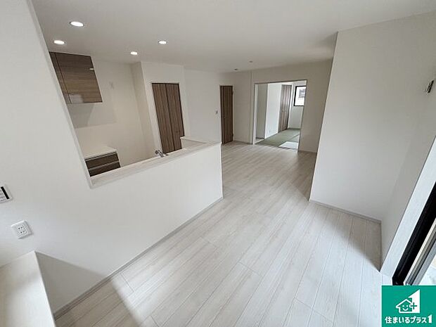 【居間・リビング】日当たり良好の明るいリビングで朝の目覚めもスッキリできそう!対面キッチンでご家族のコミュニケーションも自然と増える設計!小さなお子様が遊ぶスペースを作っても広々とくつろげるLDK!