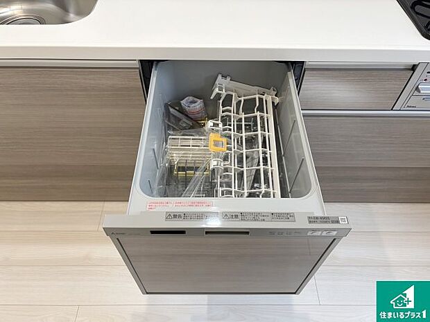 【食器洗い乾燥機】食事後の一仕事、食器洗いをボタン一つでお任せできちゃいます！場所を取らないビルトイン式なので、お料理スペースもしっかり確保！