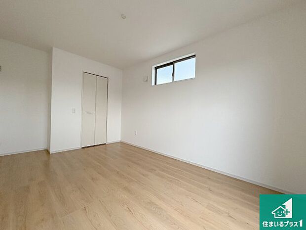 【洋室】シンプルな洋室は、自分好みのインテリアが楽しめます♪ご家族とインテリアや家具を選びに行くのは新築購入時の醍醐味の一つです。ぜひお楽しみください♪