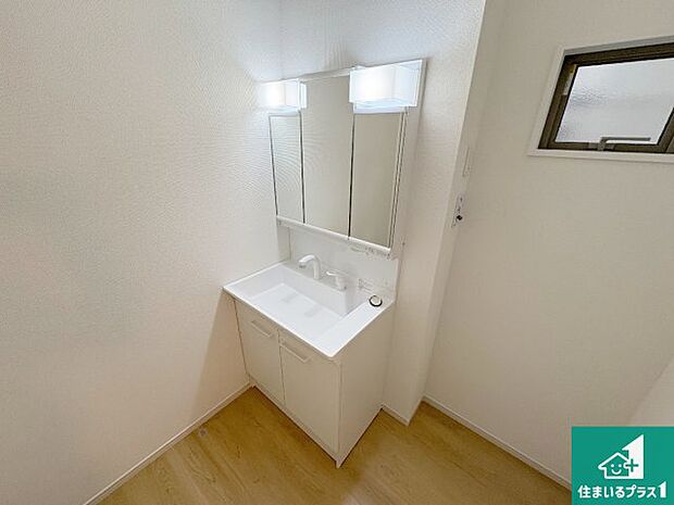 【独立洗面台】清潔感のある洗面台です。フラットな鏡は掃除がしやすく毎日清潔！鏡裏には収納があるのでスッキリとした洗面台が保てます。