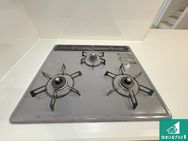 【コンロ】ダブル高火力Ｓｉセンサー付きコンロ！３口あるので、まとめて料理をする時も大活躍！