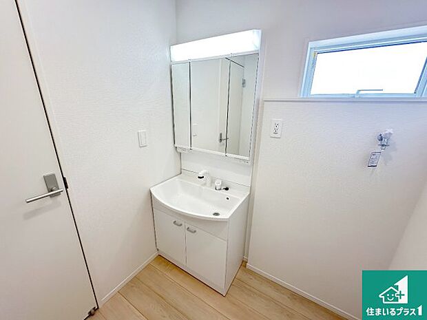 【独立洗面台】清潔感のある洗面台です。フラットな鏡は掃除がしやすく毎日清潔！鏡裏には収納があるのでスッキリとした洗面台が保てます。
