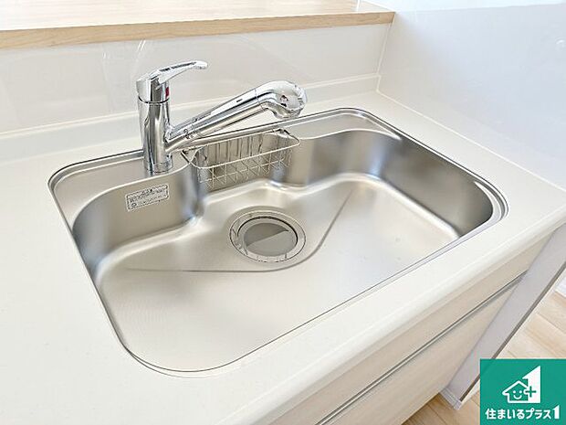 【キッチンシンク】蛇口の先端に浄水器を内蔵しています！原水と浄水、お湯と冷水、シャワーの切替えがワンタッチなので用途によって使い分けられます。