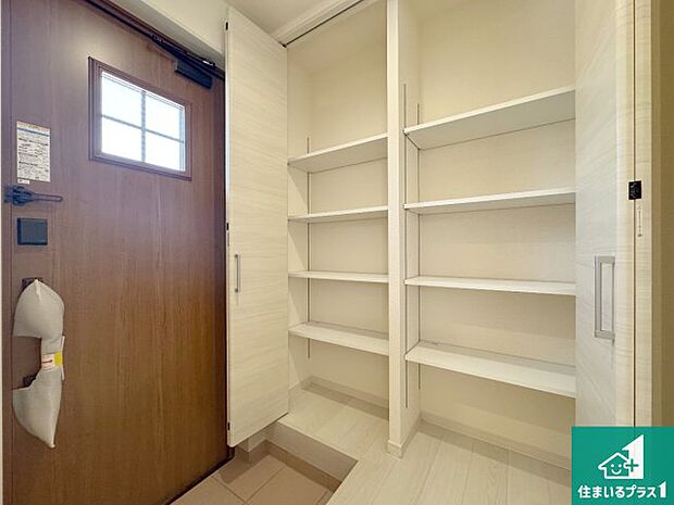 【玄関】シューズクローゼットにはたくさんの靴が収納できるので玄関周りはいつもスッキリ！コの字型のスペースにはオシャレな小物を置くと玄関が華やかに♪