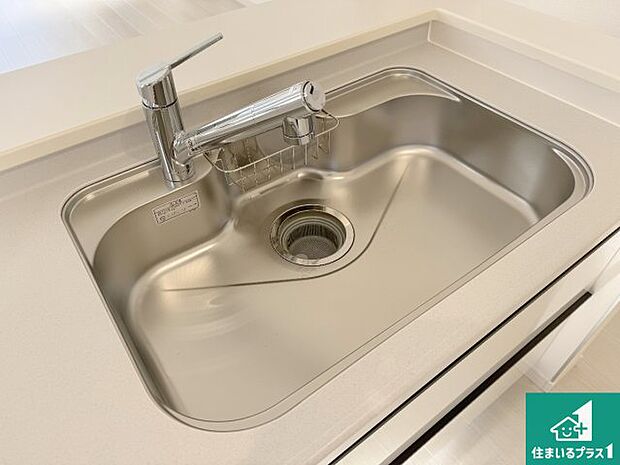 【キッチンシンク】蛇口の先端に浄水器を内蔵しています！原水と浄水、お湯と冷水、シャワーの切替えがワンタッチなので用途によって使い分けられます。