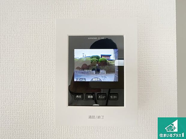 【カラーモニターインターホン】声だけでなく来訪者の姿や顔がモニターで確認できるので、小さなお子様がいらっしゃるご家庭でも安心できます！