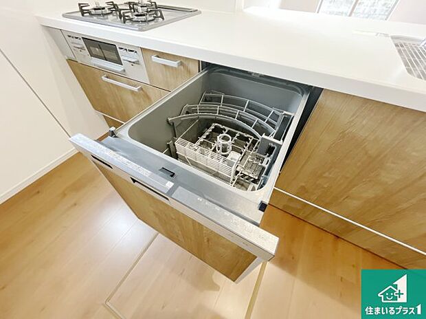 【食洗機】食事後の一仕事、食器洗いをボタン一つでお任せできちゃいます！場所を取らないビルトイン式なので、お料理スペースもしっかり確保！