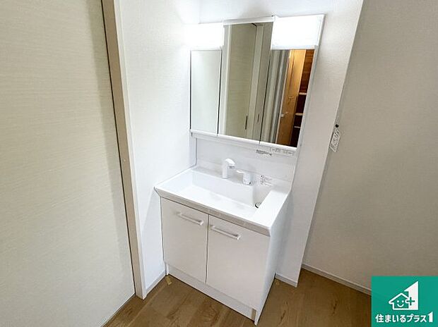 【独立洗面台】清潔感のある洗面台です。フラットな鏡は掃除がしやすく毎日清潔！鏡裏には収納があるのでスッキリとした洗面台が保てます。