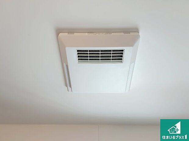 【浴室暖房乾燥機】四季を通して快適なバスライフをお手伝いする浴室暖房乾燥機！浴室の乾燥・暖房・涼風・換気はもちろん、２４時間換気にも対応！ 