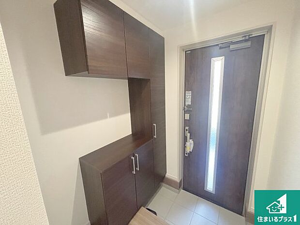 【玄関】シューズボックスにはたくさんの靴が収納できるので玄関周りはいつもスッキリ！ご家族が増えても安心！