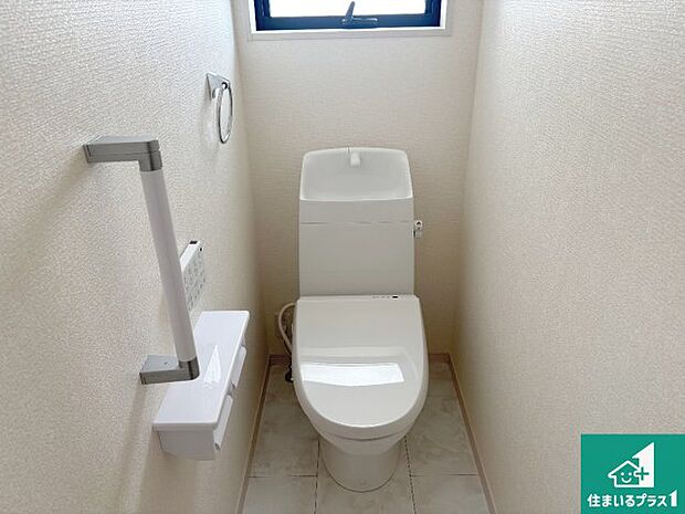 【トイレ】1・2階の2ヶ所にあるので、朝の忙しい時間の順番待ちもなく、深夜の利用にも大変便利です。