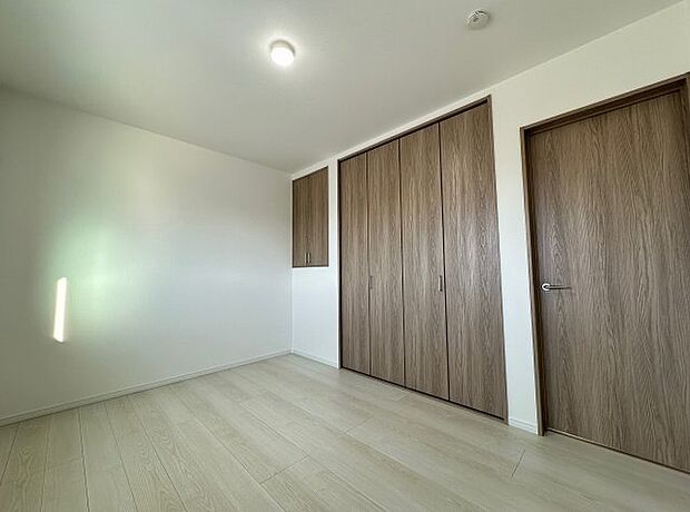 【洋室】シンプルな洋室は、自分好みのインテリアが楽しめます♪ご家族とインテリアや家具を選びに行くのは新築購入時の醍醐味の一つです。ぜひお楽しみください♪