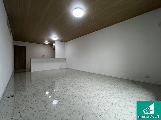 【居間・リビング】日当たり良好の明るいリビングで朝の目覚めもスッキリできそう！対面キッチンでご家族のコミュニケーションも自然と増える設計！小さなお子様が遊ぶスペースを作っても広々とくつろげるLDK！