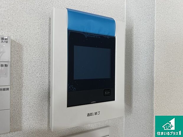【カラーモニターインターホン】声だけでなく来訪者の姿や顔がモニターで確認できるので、小さなお子様がいらっしゃるご家庭でも安心できます！