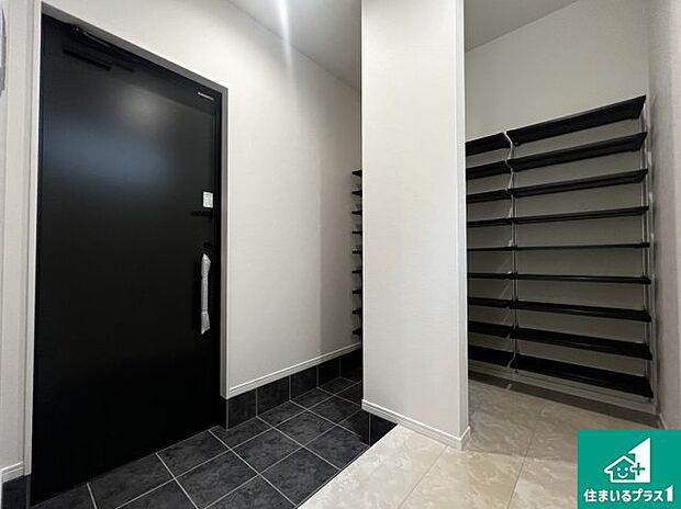 【玄関】たくさんの靴が収納できるので玄関周りはいつもスッキリ!ご家族が増えても安心!