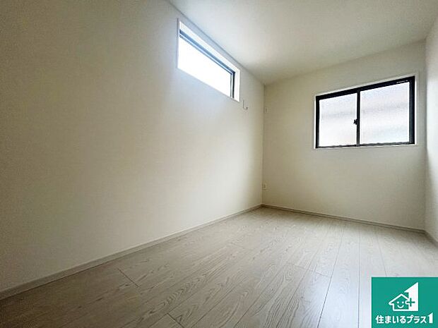 【洋室】寝室は心地よい眠りについてもらいたくて、シンプルかつ開放的な空間な設計にしています！大きな窓から差し込む日が心地いいです♪