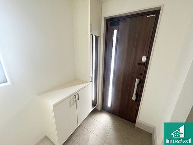 【玄関】シューズボックスにはたくさんの靴が収納できるので玄関周りはいつもスッキリ！ご家族が増えても安心！