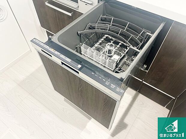 【食器洗浄乾燥機】食事後の一仕事、食器洗いをボタン一つでお任せできちゃいます！場所を取らないビルトイン式なので、お料理スペースもしっかり確保！
