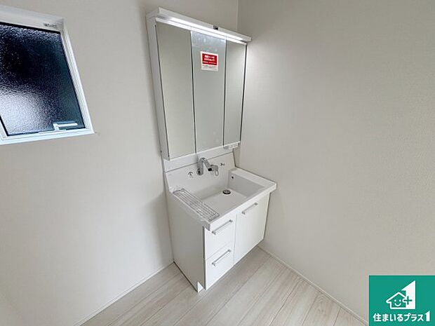 【独立洗面台】清潔感のある洗面台です。フラットな鏡は掃除がしやすく毎日清潔！鏡裏には収納があるのでスッキリとした洗面台が保てます。