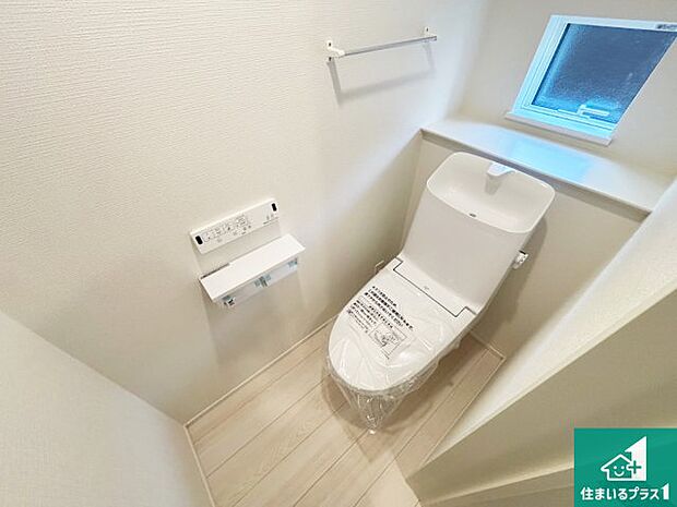 【トイレ】1・2階の2ヶ所にあるので、朝の忙しい時間の順番待ちもなく、深夜の利用にも大変便利です。