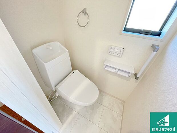 【トイレ】1・2階の2ヶ所にあるので、朝の忙しい時間の順番待ちもなく、深夜の利用にも大変便利です。