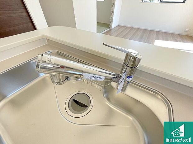 【キッチン水栓】浄水器を内蔵!炊飯時、お茶を作る時に安心してお水を使えます!お湯と冷水、浄水と原水、シャワーの切替えもワンタッチです!