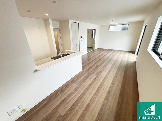 【居間・リビング】日当たり良好の明るいリビングで朝の目覚めもスッキリできそう!対面キッチンでご家族のコミュニケーションも自然と増える設計!小さなお子様が遊ぶスペースを作っても広々とくつろげるLDK!