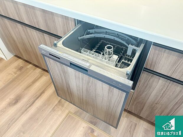 【キッチン水栓】食事後の一仕事、食器洗いをボタン一つでお任せできちゃいます！場所を取らないビルトイン式なので、お料理スペースもしっかり確保！ 