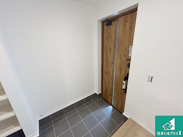 【玄関】ご家族皆様の靴もたっぷり収まる大容量の玄関収納を設けました。見た目もスッキリ綺麗な玄関に！