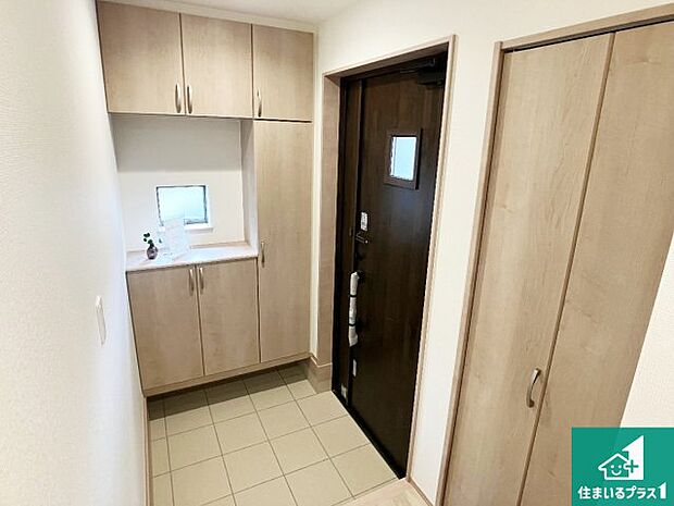 【玄関】シューズボックスにはたくさんの靴が収納できるので玄関周りはいつもスッキリ!ご家族が増えても安心!