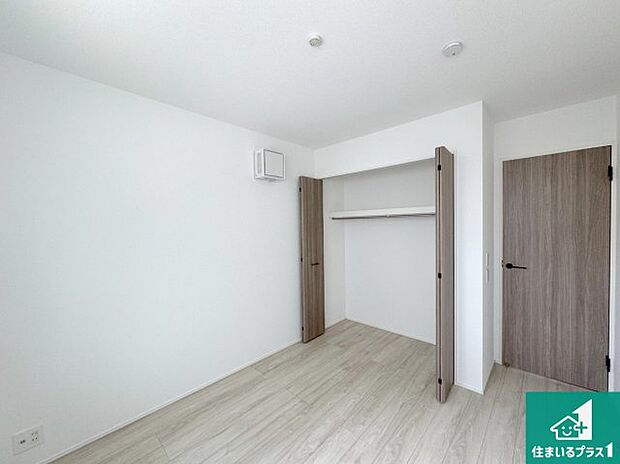 【洋室】収納スペースが充実しているので子供の成長に合わせてたくさん収納ができます!家族構成に合わせた様々な活用ができる収納!