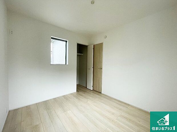 【洋室】収納スペースが充実しているので子供の成長に合わせてたくさん収納ができます!家族構成に合わせた様々な活用ができる収納!