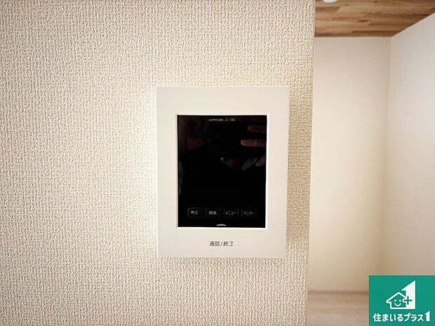 【カラーモニターインターホン】声だけでなく来訪者の姿や顔がモニターで確認できるので、小さなお子様がいらっしゃるご家庭でも安心できます！