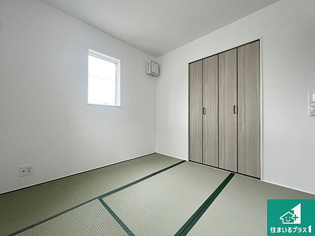 【和室】一室あると便利な和室は客間としてだけでなく、小さなお子様のプレイルームや食後のくつろぎスペースとしてもご利用いただけます。収納もついていますので大活躍間違いなし！