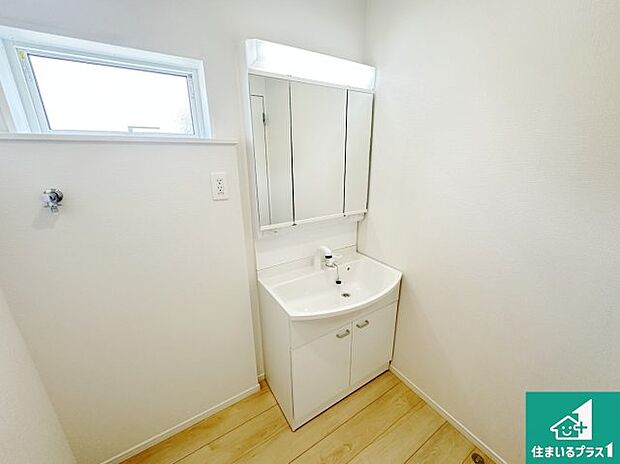 【独立洗面台】清潔感のある洗面台です。フラットな鏡は掃除がしやすく毎日清潔!鏡裏には収納があるのでスッキリとした洗面台が保てます。