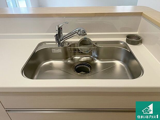 【キッチンシンク】蛇口の先端に浄水器を内蔵しています!原水と浄水、お湯と冷水、シャワーの切替えがワンタッチなので用途によって使い分けられます。
