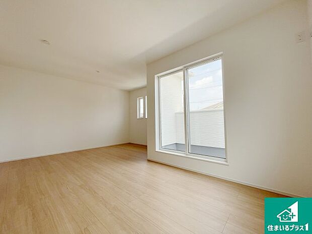 【洋室】寝室は心地よい眠りについてもらいたくて、シンプルかつ開放的な空間な設計にしています！大きな窓から差し込む日が心地いいです♪