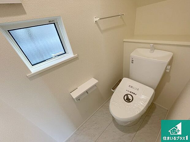 【トイレ】1・2階の2ヶ所にあるので、朝の忙しい時間の順番待ちもなく、深夜の利用にも大変便利です。